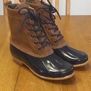 Woman’s Bass navy/brown rubber duck boot. Size 8. Fleece lined. Leather!Like new